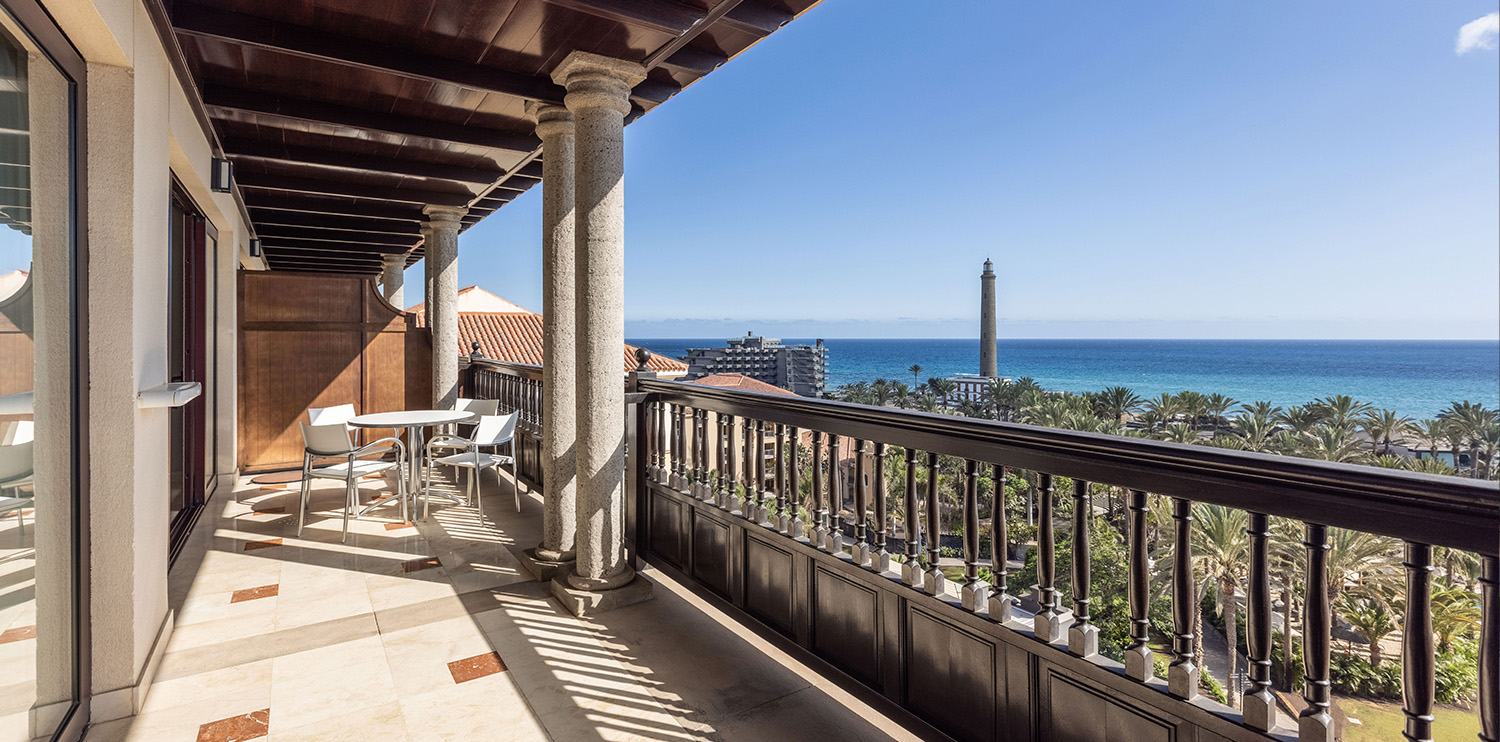  Ikonisches Bild der Terrasse eines Zimmers im Lopesan Costa Meloneras Hotel, Resort & Spa auf Gran Canaria 